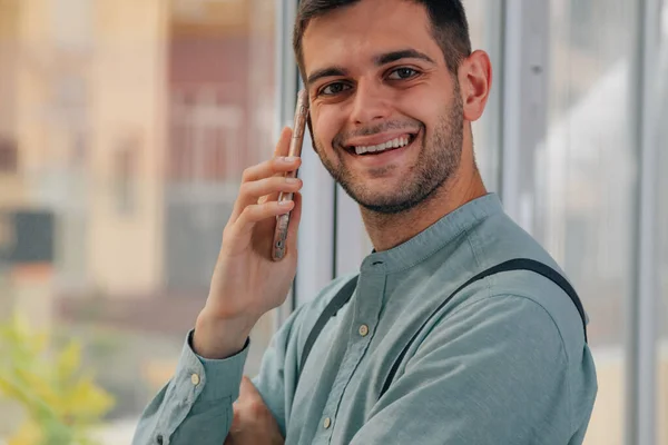 Людина Мобільним Телефоном Офісі — стокове фото