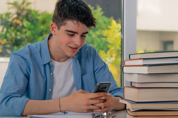 Diák Mobiltelefon Íróasztal Könyvekkel — Stock Fotó