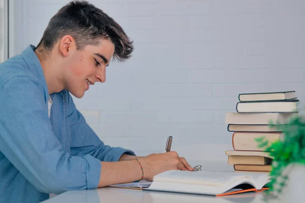 Student Schrijven Aan Bureau Schoolbureau Met Boeken — Stockfoto