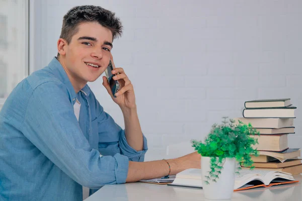 Estudiante Escritorio Hablando Por Teléfono Móvil — Foto de Stock