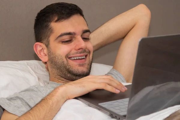 Jonge Man Bed Met Computer — Stockfoto