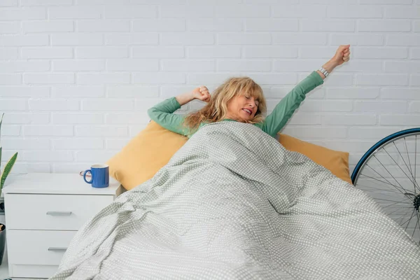 Mujer Despertando Cama Dormitorio Moderno —  Fotos de Stock