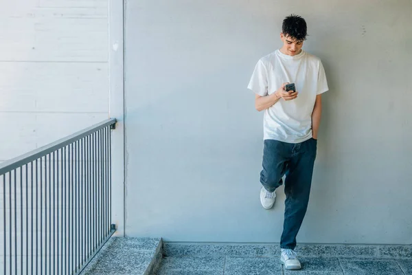 Teen Pojke Med Mobiltelefon — Stockfoto