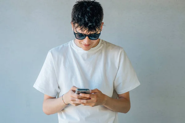 Jovem Adolescente Com Óculos Sol Telefone Celular Com Espaço — Fotografia de Stock