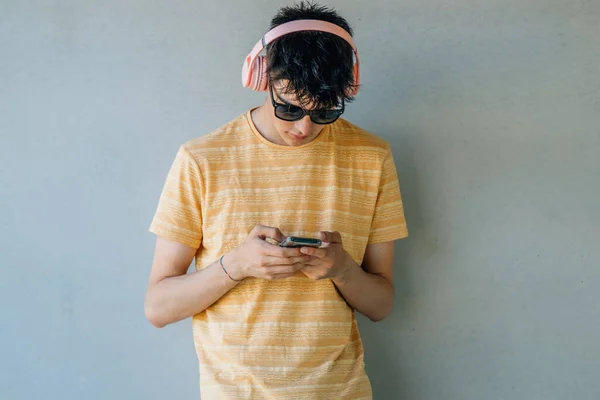 Jeune Homme Avec Casque Téléphone Portable — Photo