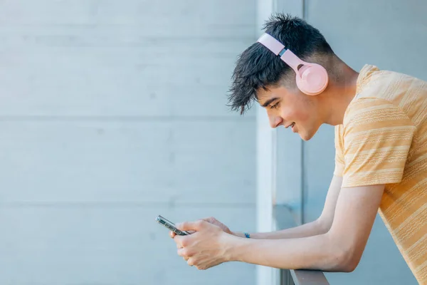 Jeune Adolescent Garçon Avec Écouteurs Téléphone Mobile — Photo