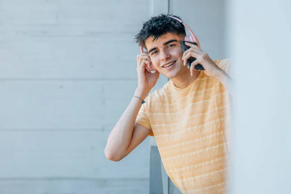 Nastolatek Lub Student Słuchawkami Telefonem Komórkowym — Zdjęcie stockowe
