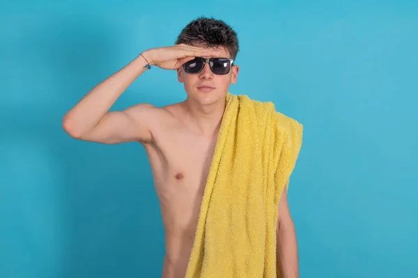 Geïsoleerde Tiener Jongen Zoek Naar Horizon Met Zonnebril Strand Handdoek — Stockfoto