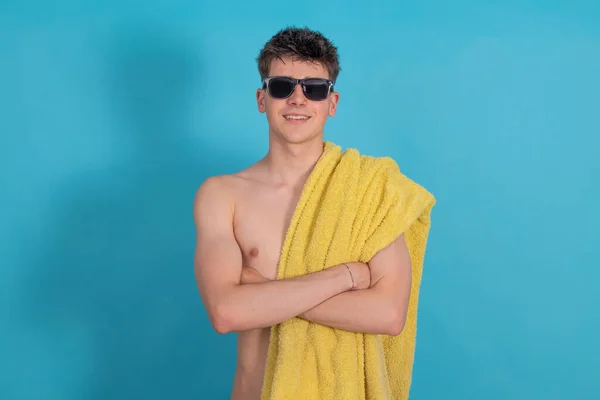 Tiener Jongen Met Zonnebril Strand Zwembad Handdoek Geïsoleerd Achtergrond — Stockfoto