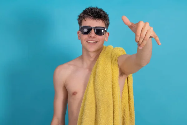 Jonge Man Met Zonnebril Handdoek Glimlachend Geïsoleerd Met Surfer Gebaar — Stockfoto