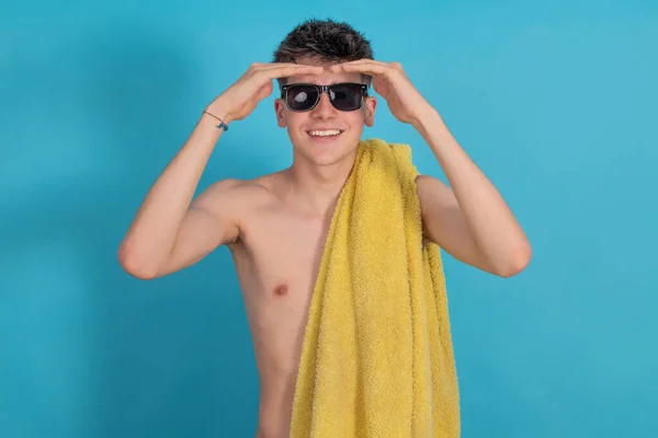 Jongeman Geïsoleerd Zwempak Met Zonnebril Handdoek — Stockfoto