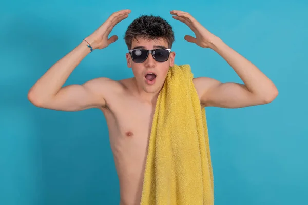 Jong Tiener Student Geïsoleerd Met Zonnebril Strand Zwembad Handdoek Verrast — Stockfoto