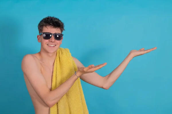 Geïsoleerde Tiener Met Zonnebril Handdoek Vakantie Zomer — Stockfoto