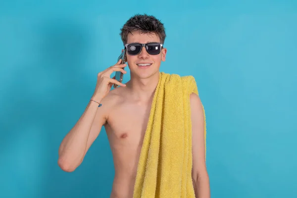 Jong Mannelijk Tiener Met Mobiele Telefoon Handdoek Zonnebril Geïsoleerd Blauwe — Stockfoto