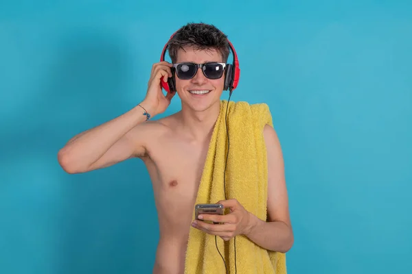 Jong Zomer Tiener Geïsoleerd Achtergrond Met Telefoon Koptelefoon Strand Handdoek — Stockfoto