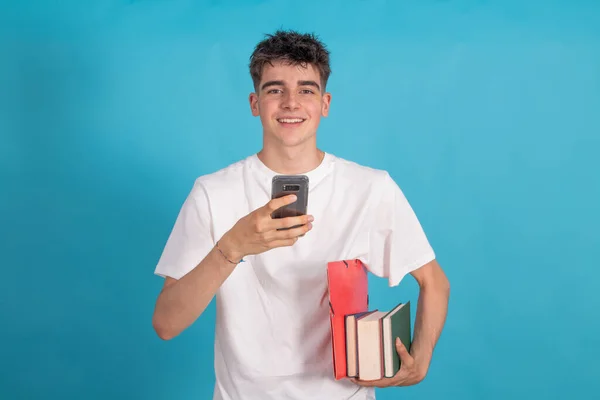 Glimlachende Student Met Mobiele Telefoon Boeken Geïsoleerd Kleur Achtergrond — Stockfoto