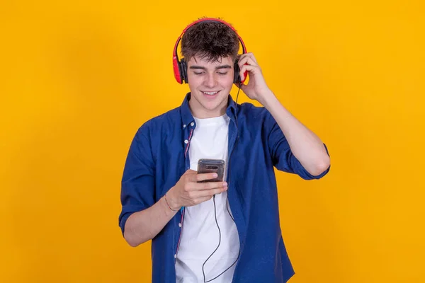 Adolescente Con Auriculares Teléfono Móvil Aislado — Foto de Stock