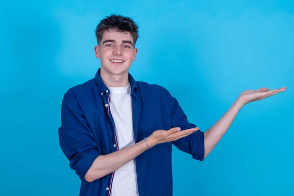 Lächelnder Kleiner Teenie Junge Isoliert Zeigender Hintergrund Mit Weltraum — Stockfoto