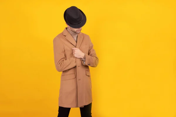 Изолированный Человек Теплой Одежде Шляпе — стоковое фото
