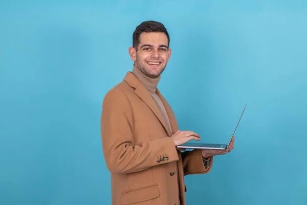 Hombre Con Portátil Aislado Fondo — Foto de Stock