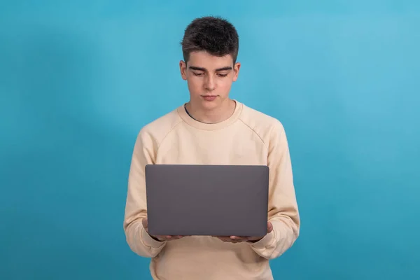 Підліток Ноутбуком Ізольований Фоні — стокове фото
