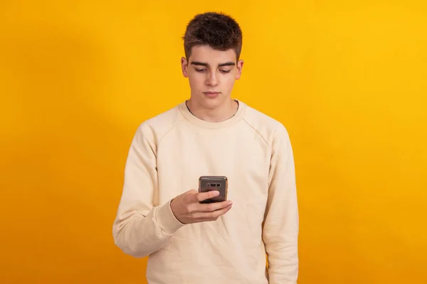 Ragazzo Adolescente Con Cellulare Smartphone Isolato — Foto Stock