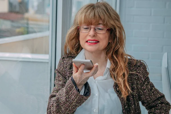 Mulher Com Telefone Celular Enviando Mensagem Voz Fotos De Bancos De Imagens