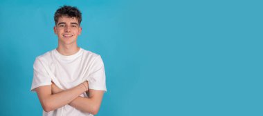 Arka planda izole edilmiş genç çocuk