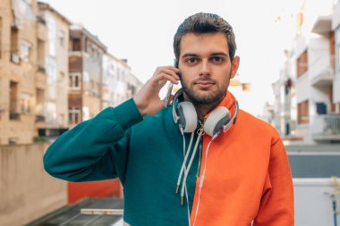 Genç adam cep telefonuyla konuşuyor.