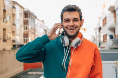 Genç adam cep telefonuyla konuşuyor.