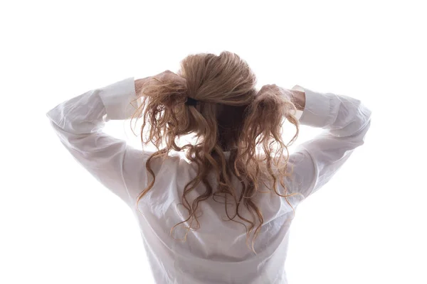 Kadın Arkadan Saçlarını Çekiyor Çaresiz Veya Stresli — Stok fotoğraf
