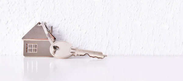 Llavero Con Llave Casa Sobre Fondo Blanco — Foto de Stock