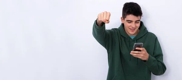 Estudiante Emocionado Aislado Blanco Con Teléfono Móvil — Foto de Stock