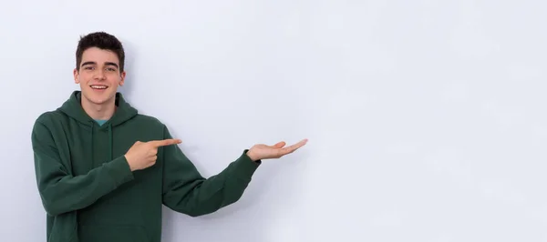 Sorridente Adolescente Isolato Che Punta Sfondo Bianco — Foto Stock