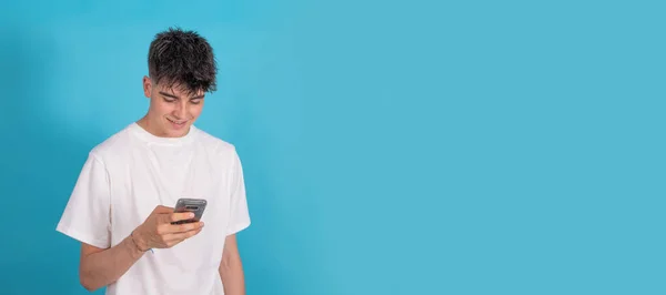 Изолированный Молодой Подросток Мобильным Телефоном — стоковое фото