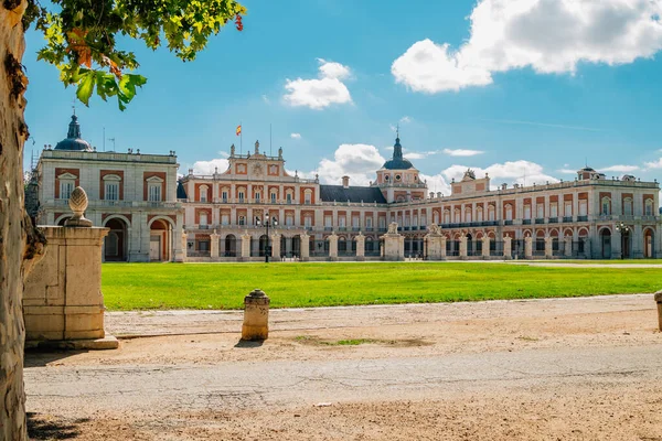 在狂暴 西班牙的阿兰胡斯宫殿景观 — 图库照片