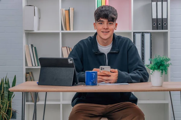 Estudiante Con Teléfono Móvil Escritorio — Foto de Stock