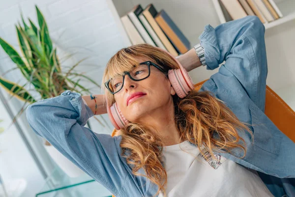 Mujer Mediana Edad Relajada Escuchando Música Con Auriculares Casa — Foto de Stock