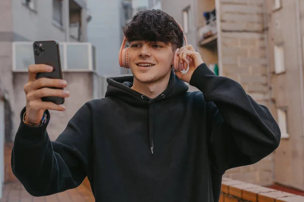 Adolescente Calle Con Auriculares Teléfono Móvil — Foto de Stock