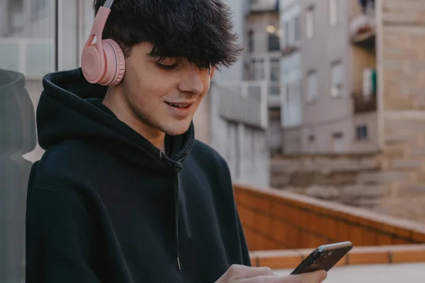 Jeune Homme Millénaire Avec Téléphone Portable Écouteurs Dans Rue — Photo