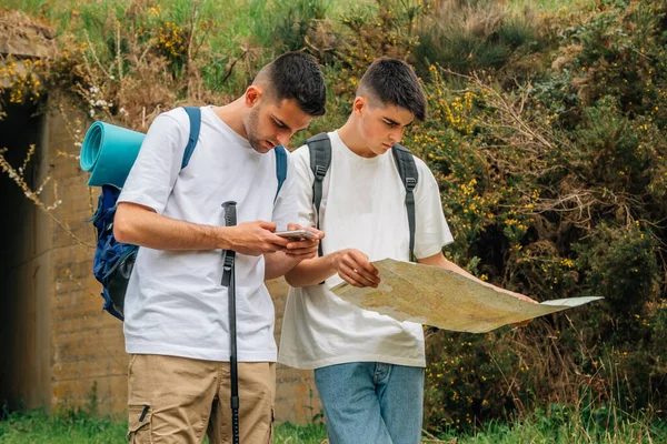 Jovens Caminhadas Caminhadas Com Mapa Telefone Celular — Fotografia de Stock