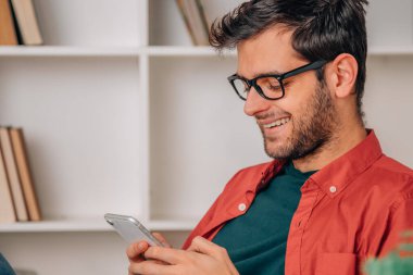 Cep telefonu ile evde Adam