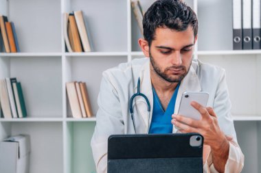 Doktor klinikte cihazla çalışıyor.