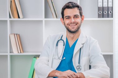 Gülümseyen genç doktorun portresi