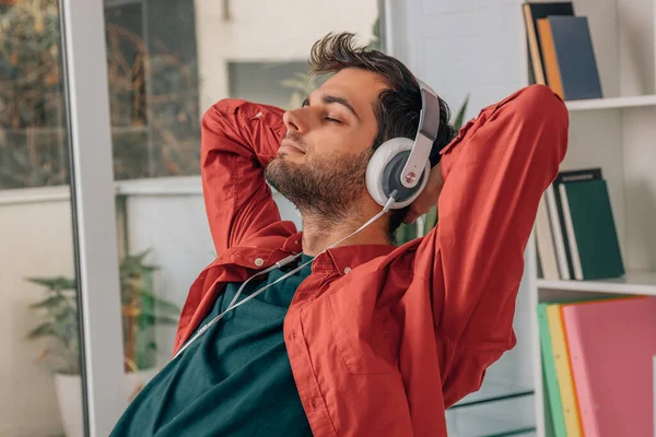 Mężczyzna Domu Odpoczywa Słuchając Muzyki Zrelaksowany — Zdjęcie stockowe