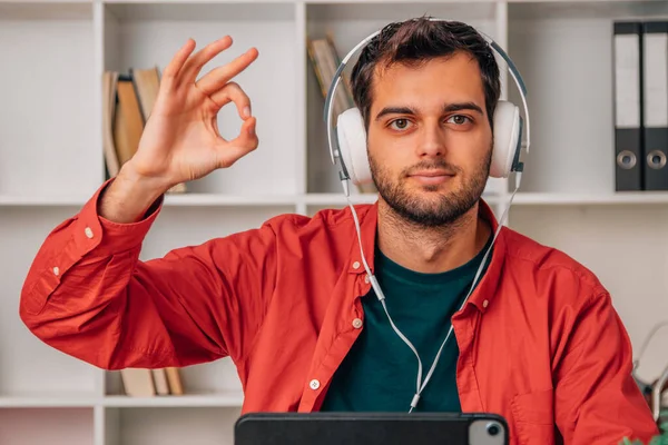 Γενειοφόρος Νεαρός Άνδρας Ακουστικά Που Εργάζονται Φορητό Υπολογιστή — Φωτογραφία Αρχείου