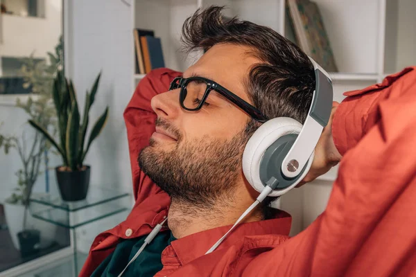 Hombre Relajado Casa Escuchando Música Con Auriculares — Foto de Stock