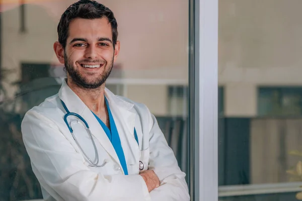 Retrato Atractivo Médico Sonriente —  Fotos de Stock