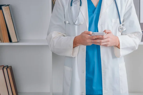 Läkare Händer Med Mobiltelefon — Stockfoto