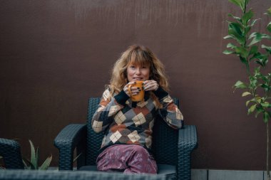 Evde kahve içen kadın.